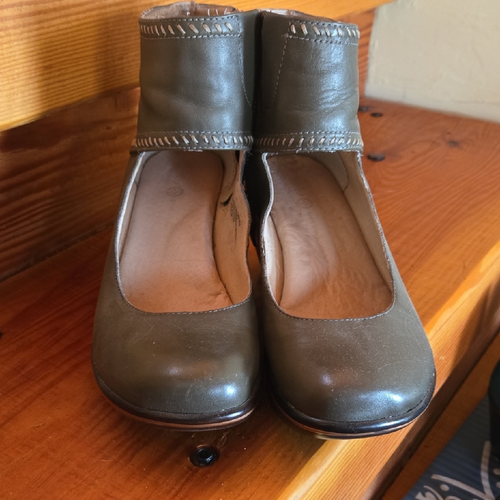 Jambu Olive Leather Wedge Shoes